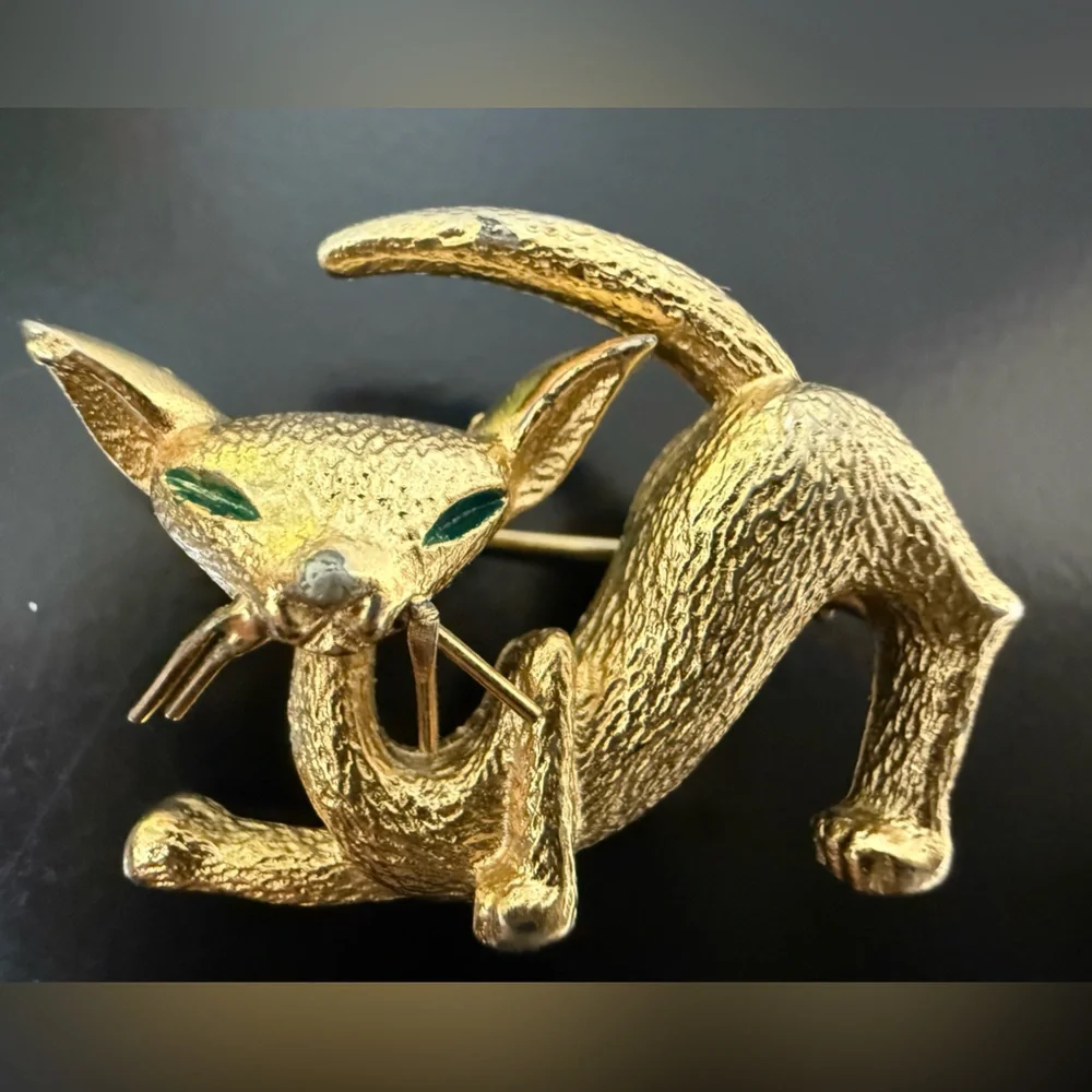 BOUCHER designer Vintage gold tone small cute Siamese cat brooch‎ Emerald Eyes